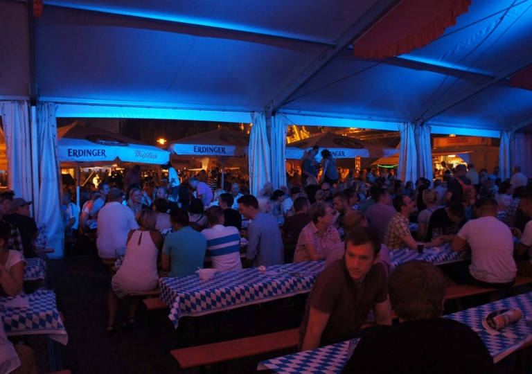 Bierzelt auf dem Laternenfest Halle