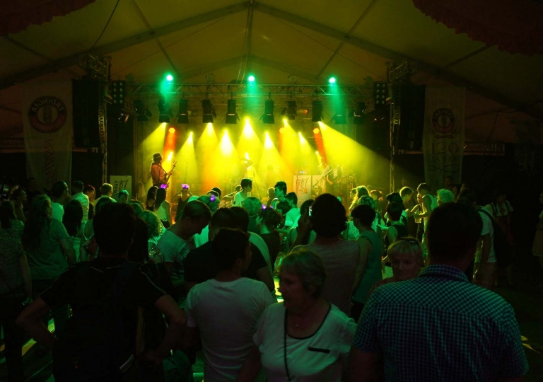 Bierzelt auf dem Laternenfest Halle