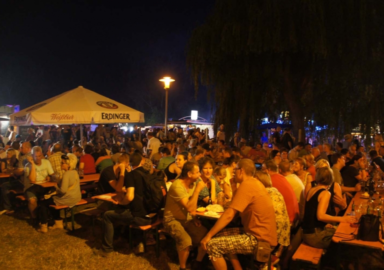Bierzelt auf dem Laternenfest Halle