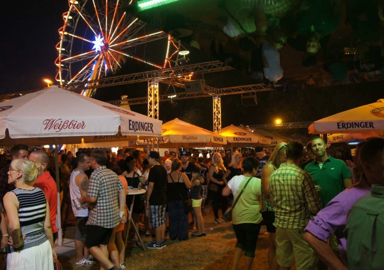 Bierzelt auf dem Laternenfest Halle