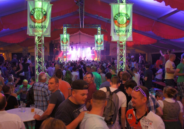 Bierzelt auf dem Laternenfest Halle