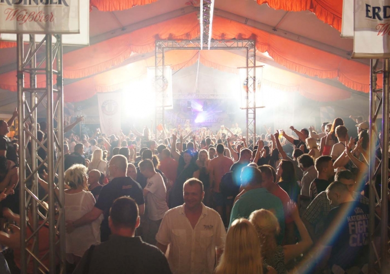 Bierzelt auf dem Laternenfest Halle