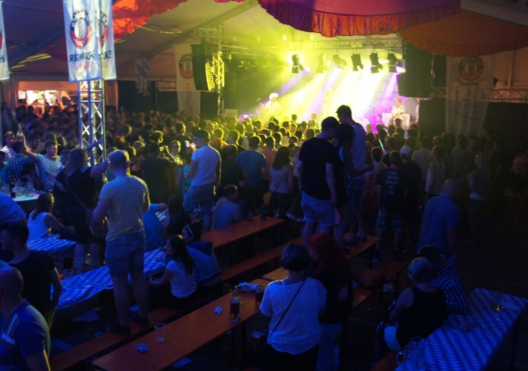 Bierzelt auf dem Laternenfest Halle