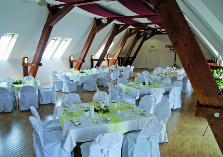 Hochzeitsfeier im Pferdestall