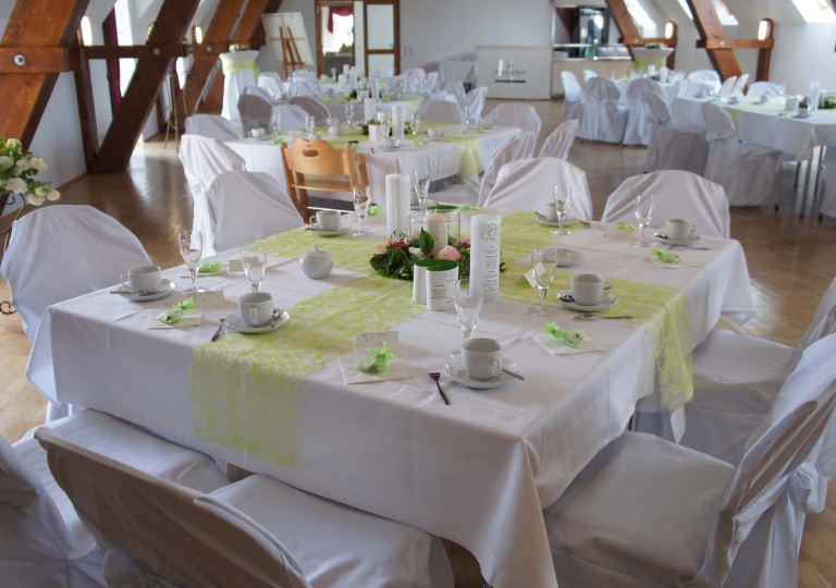 Hochzeitsfeier im Pferdestall